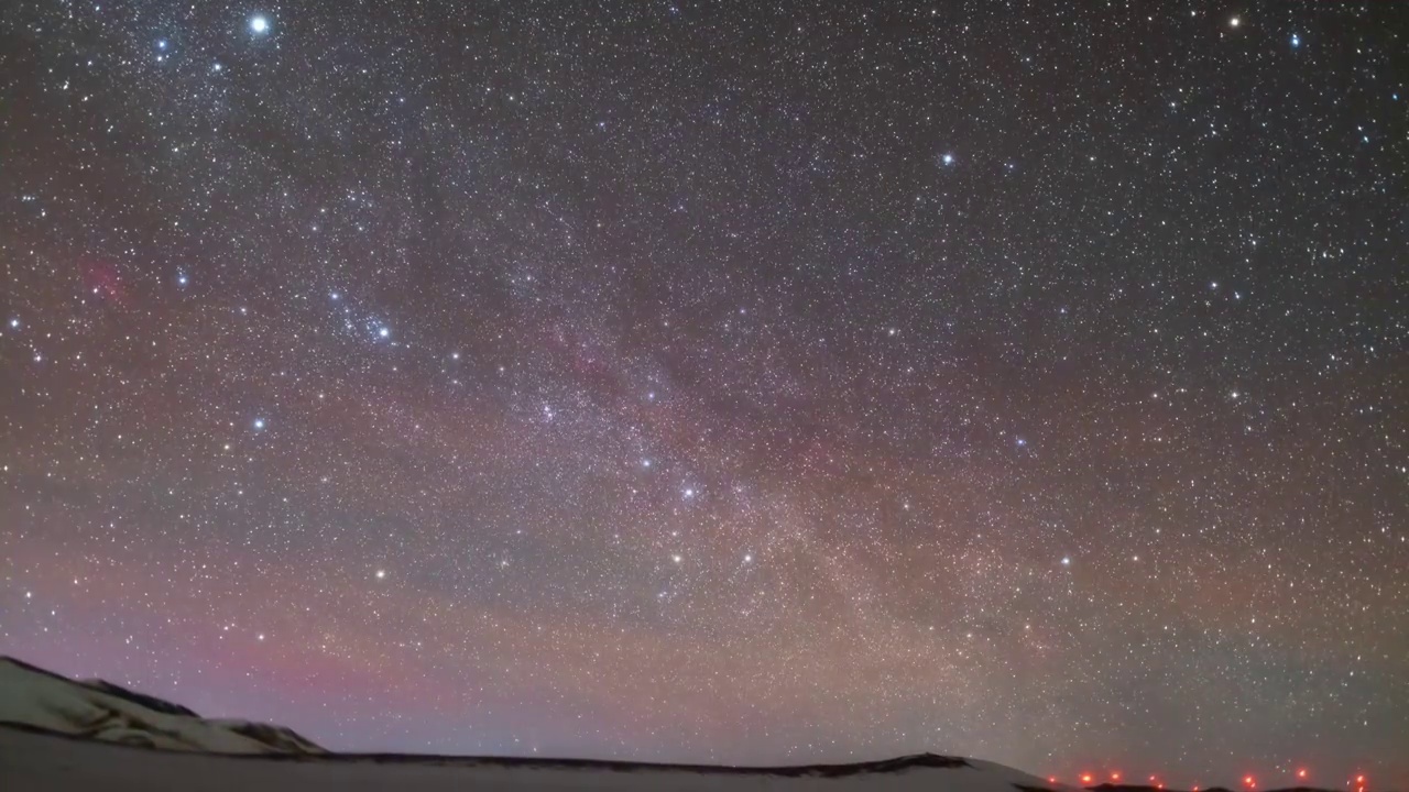 星空延时：地球自转与双子座流星雨和彩色气辉视频素材