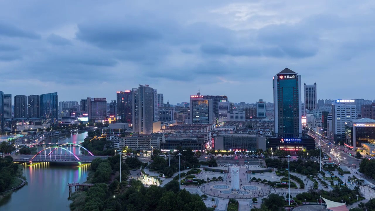 潍坊的风筝广场日转夜视频素材