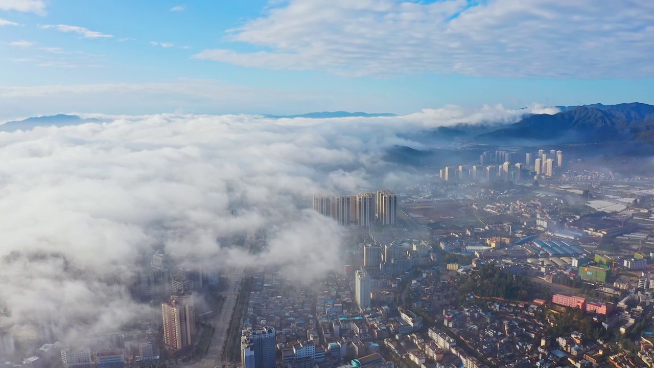 平流雾下的城市视频素材