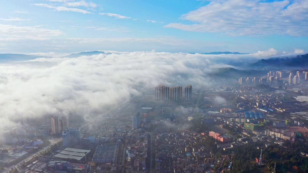 平流雾下的城市视频素材