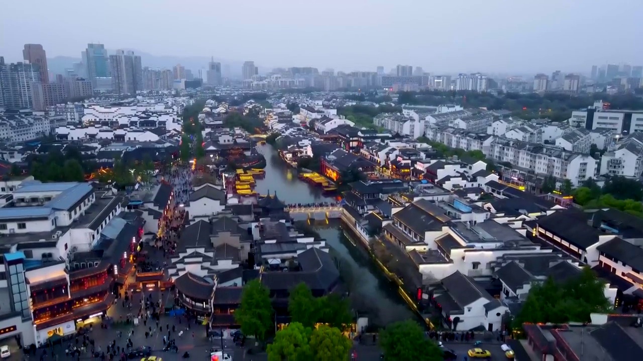 航拍南京秦淮河畔古民居夜色视频素材