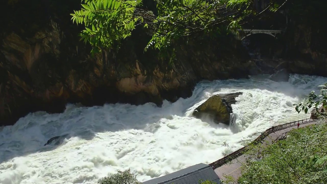 中国云南丽江香格里拉虎跳峡视频素材