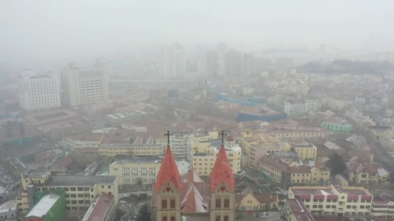 青岛雪中的天主教堂视频素材