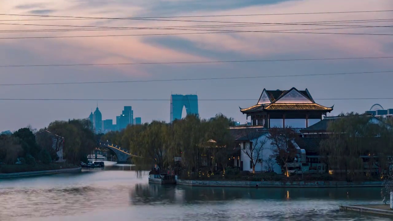 苏州园区斜塘老街与东方之门的傍晚日转夜延时视频素材