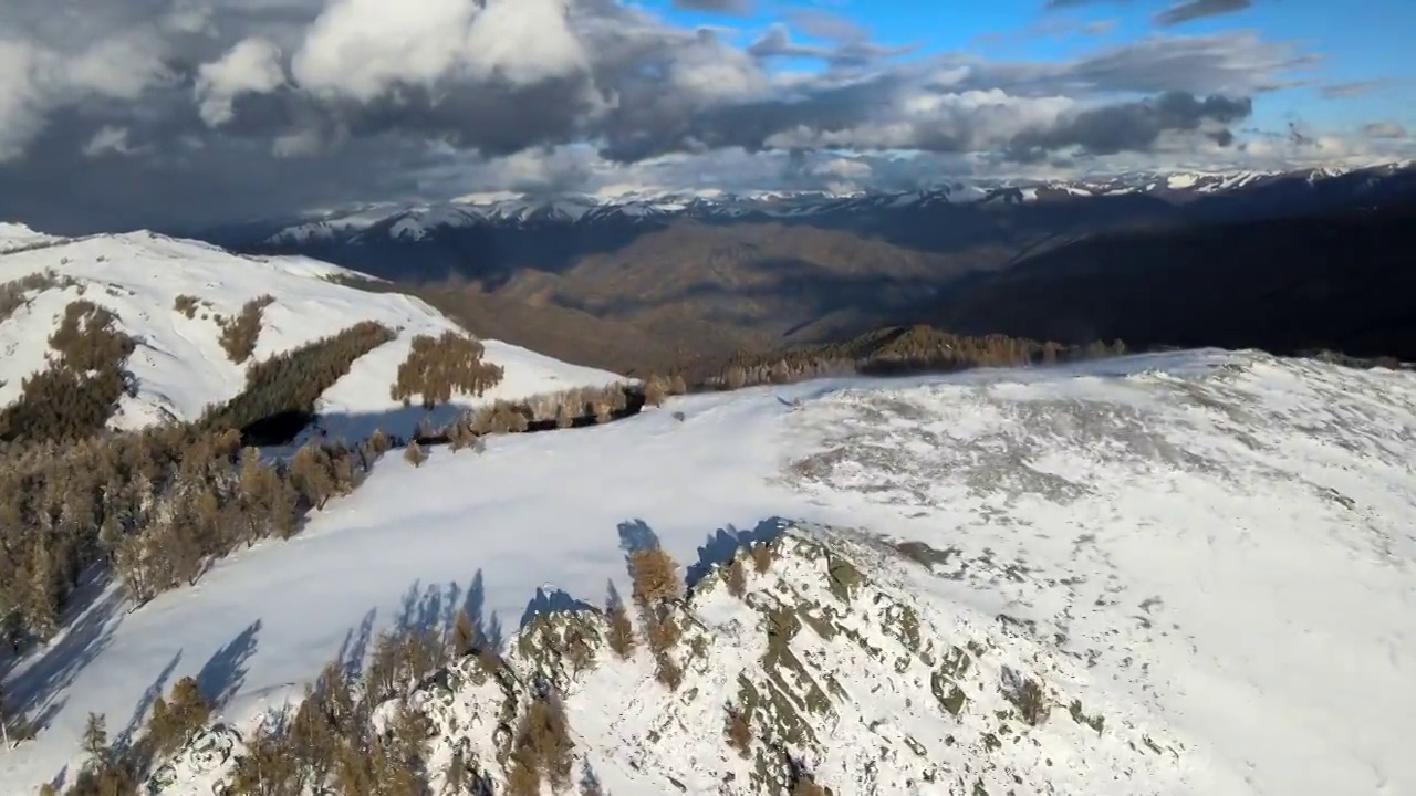 新疆阿勒泰布尔津县喀纳斯景区雪后航拍视频素材