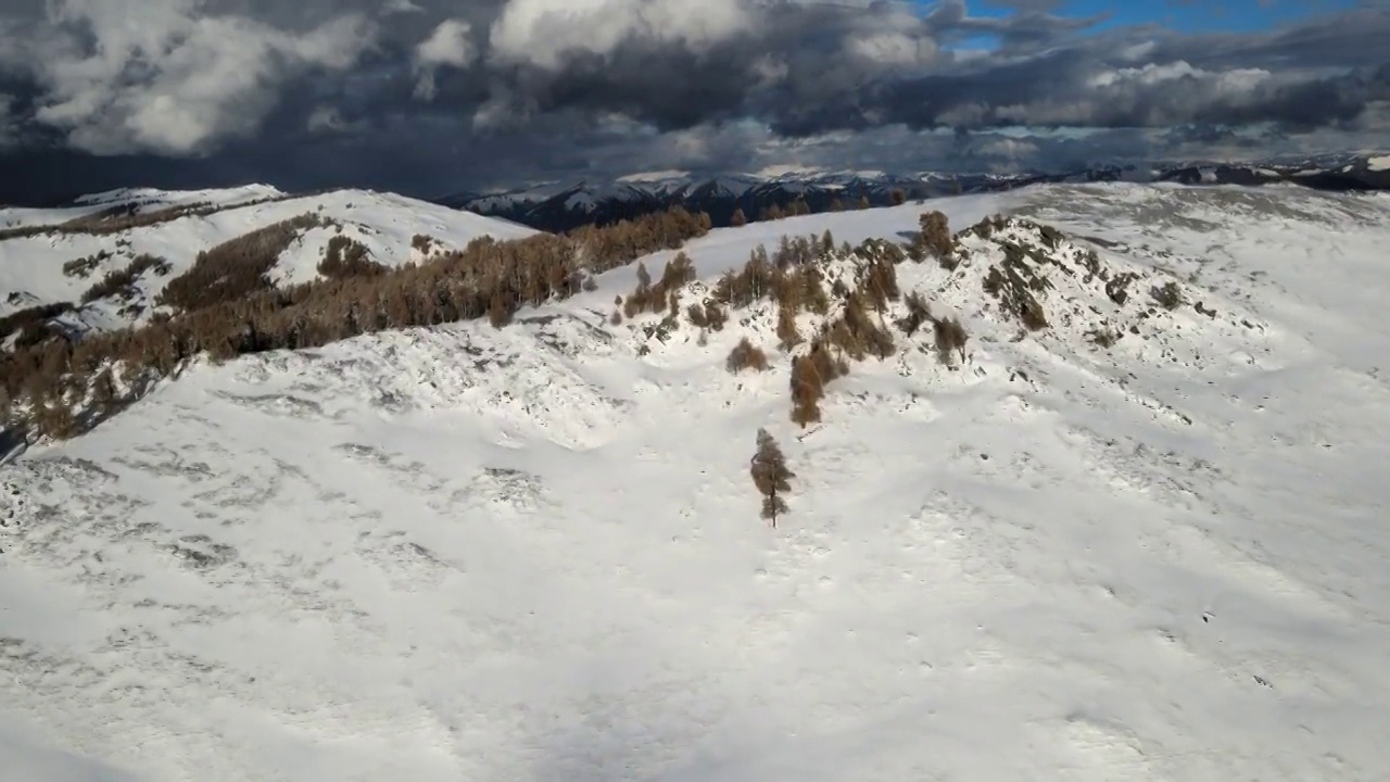 新疆阿勒泰布尔津县喀纳斯景区雪后航拍视频素材