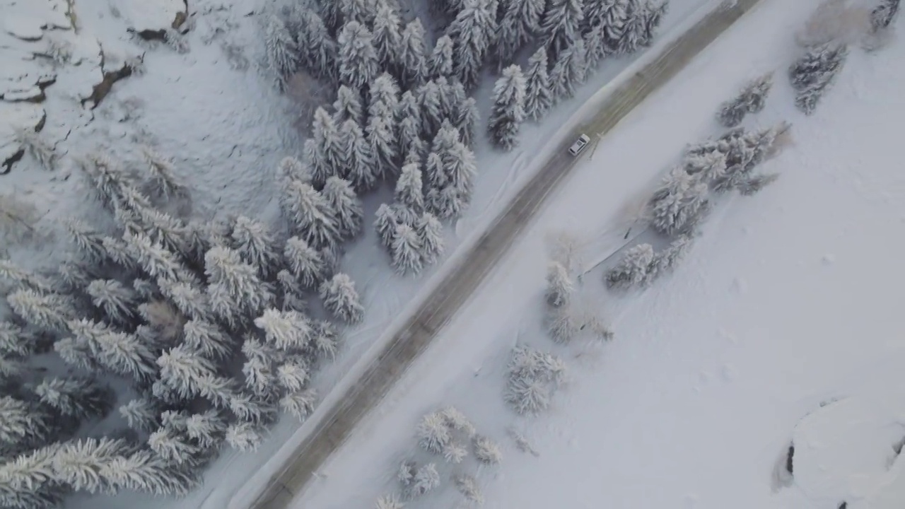 汽车穿梭在雪原视频素材