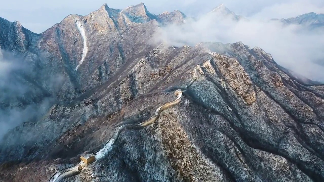 航拍雪后箭扣长城视频素材