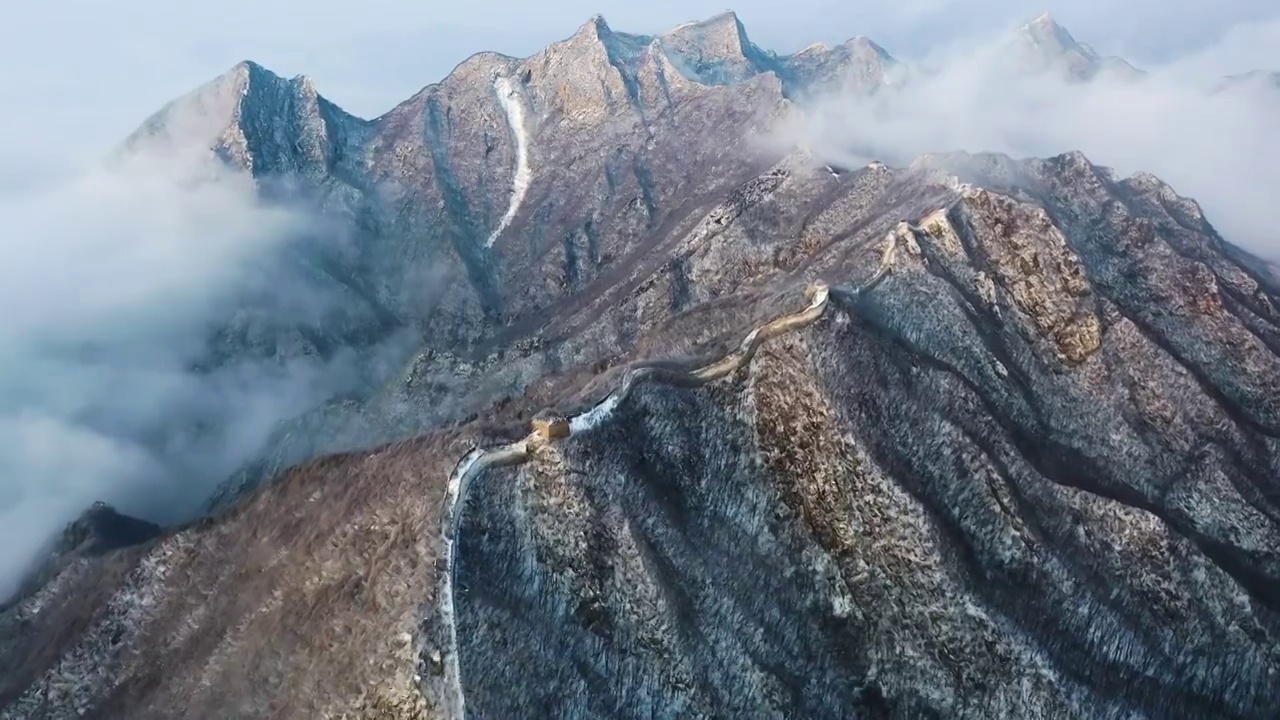 航拍雪后箭扣长城视频素材