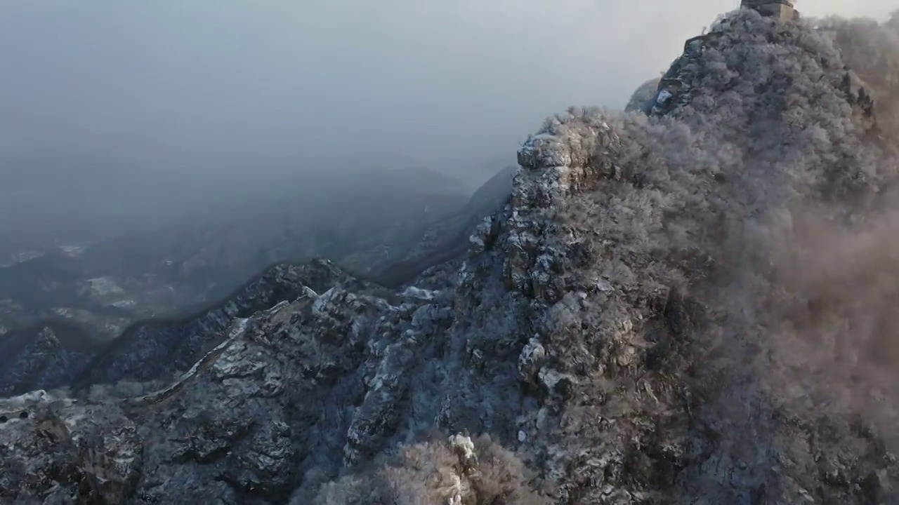 航拍雪后箭扣长城视频素材