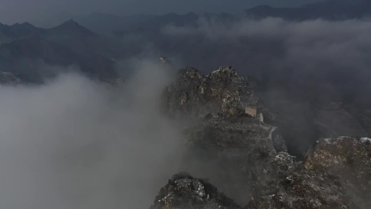 航拍雪后箭扣长城视频素材