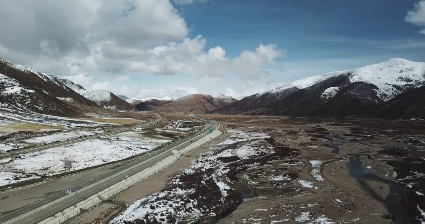 西藏高原雪山垭口公路视频素材