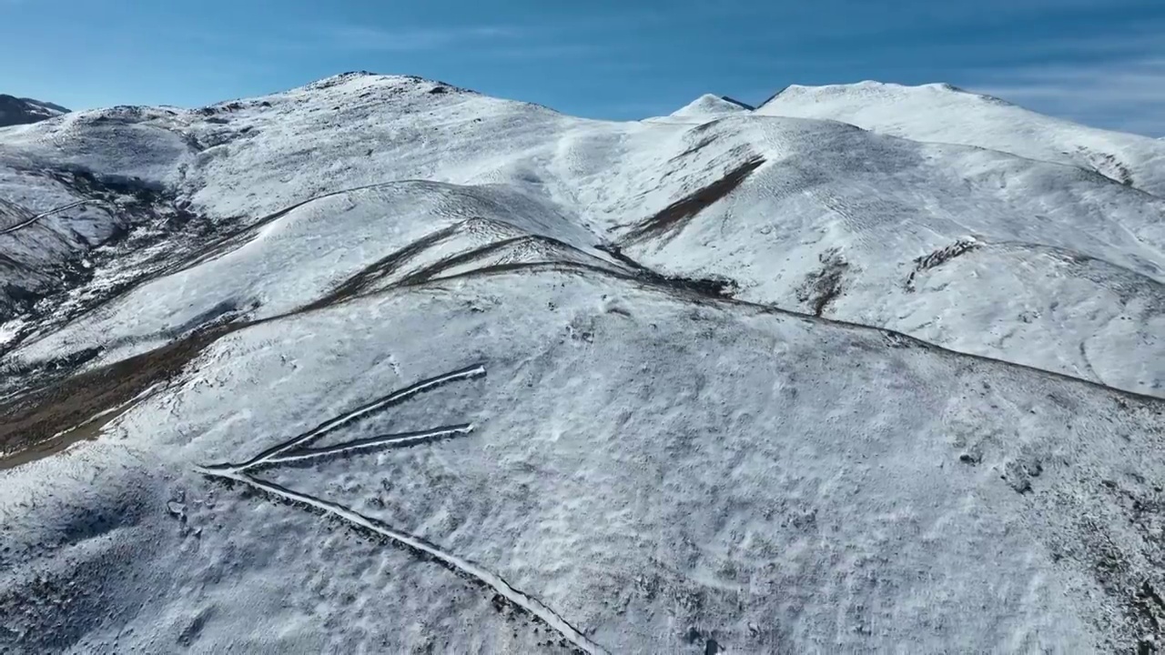 四川理塘连绵的雪山视频素材