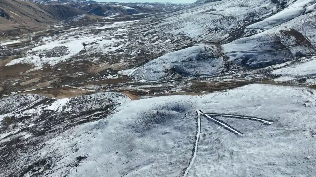 四川理塘连绵的雪山视频素材