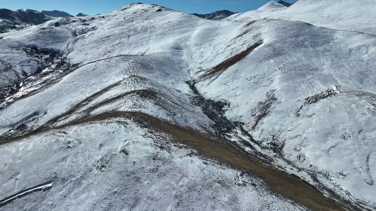 四川理塘连绵的雪山视频素材