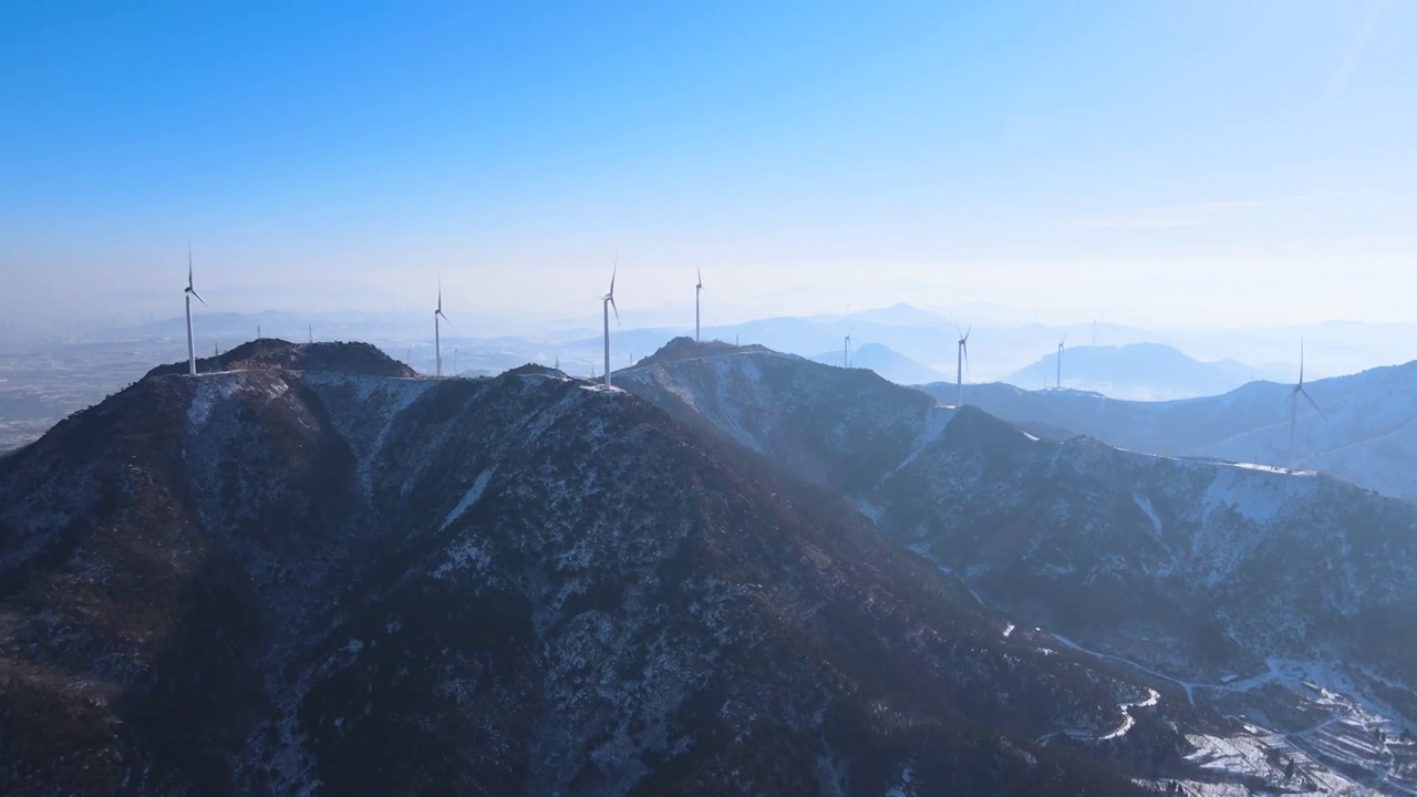 雪后山顶风力发电机视频素材