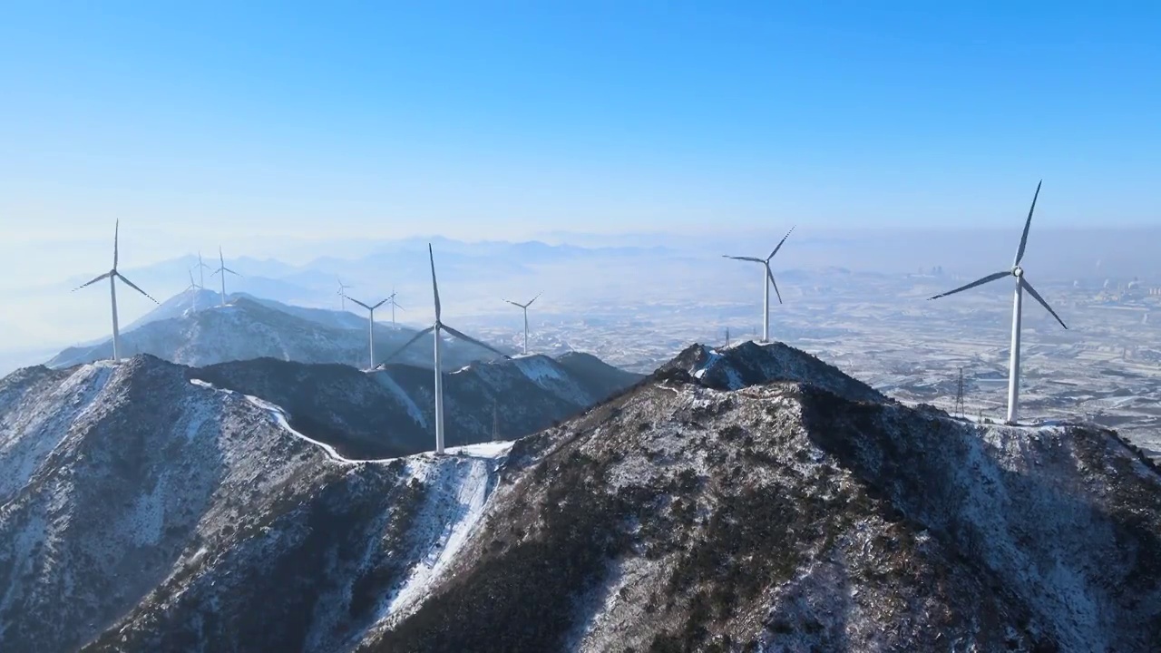 航拍雪后山顶风机视频素材