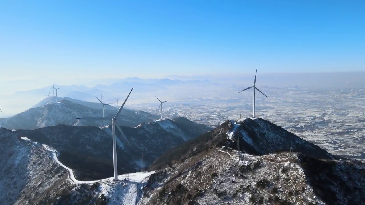 航拍雪后山顶风力发电站视频素材