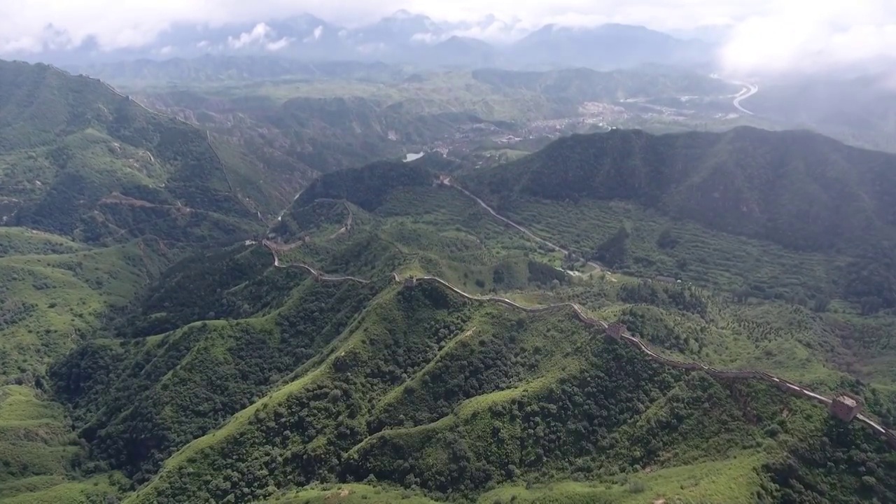 长城夏季山林航拍云雾视频素材