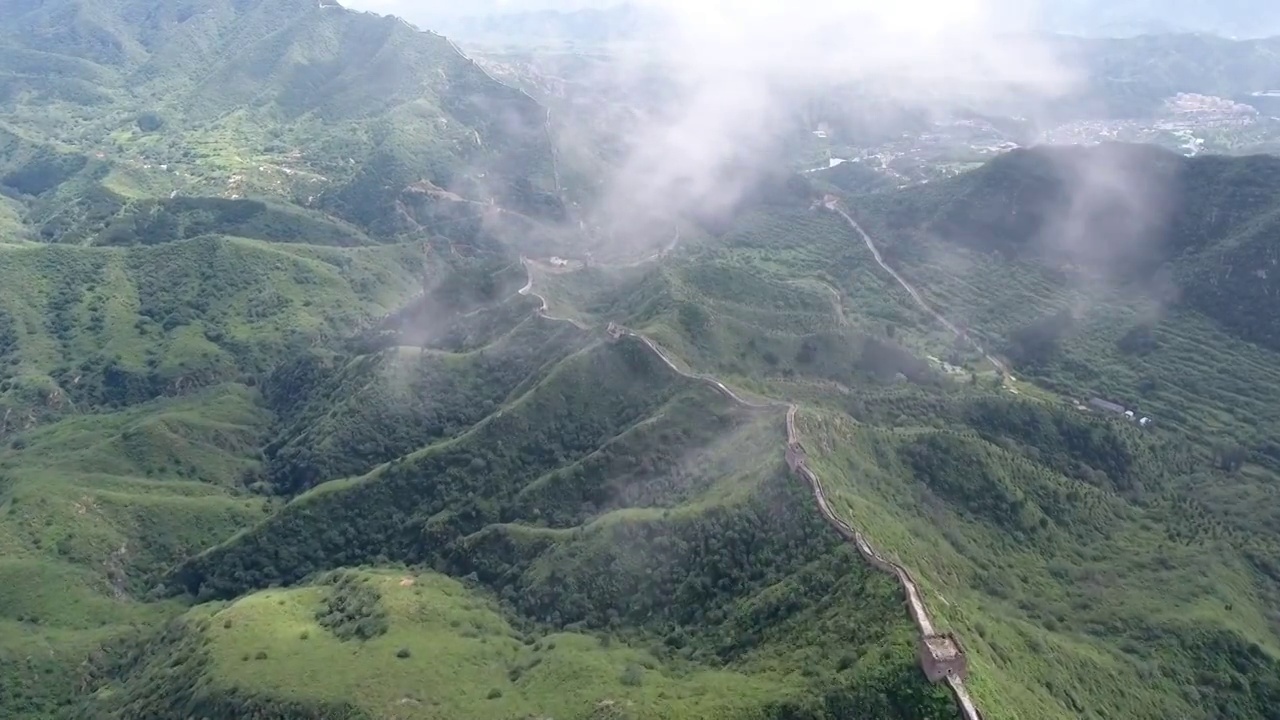 长城夏季山林航拍云雾视频素材