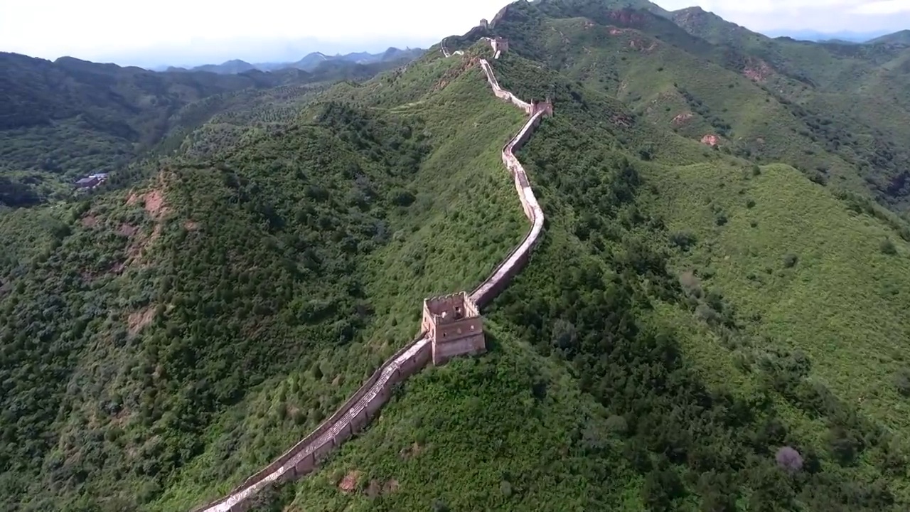 长城夏季山林航拍云雾视频素材