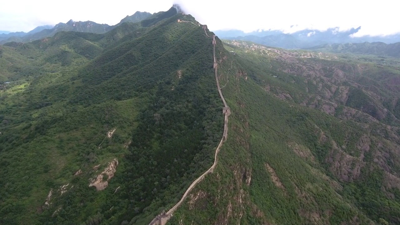 长城夏季山林航拍云雾视频素材