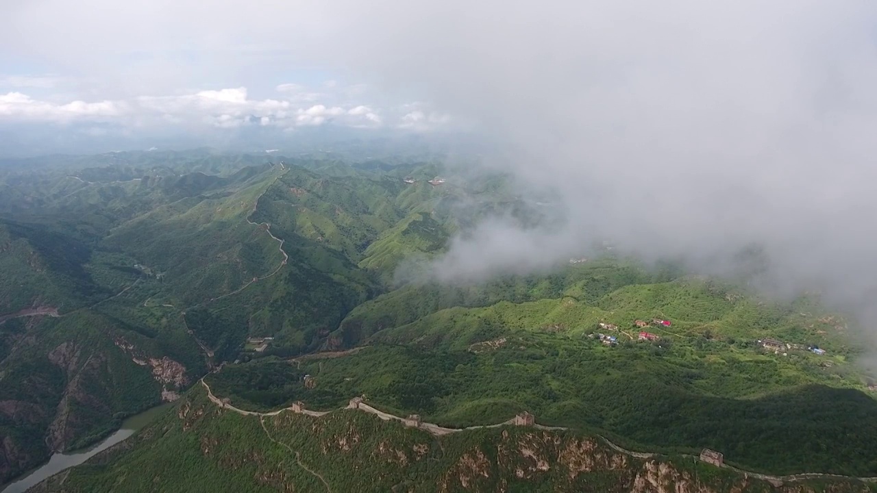 长城夏季山林航拍云雾视频素材