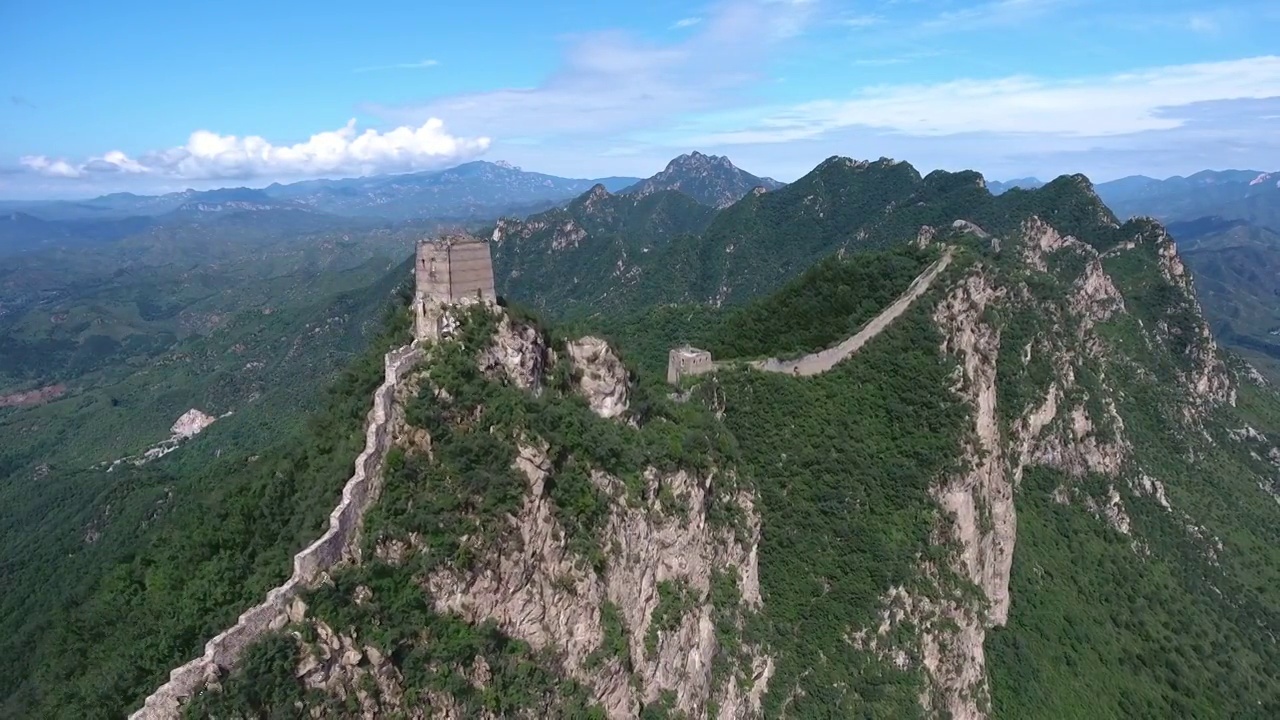 长城夏季山林航拍云雾视频素材