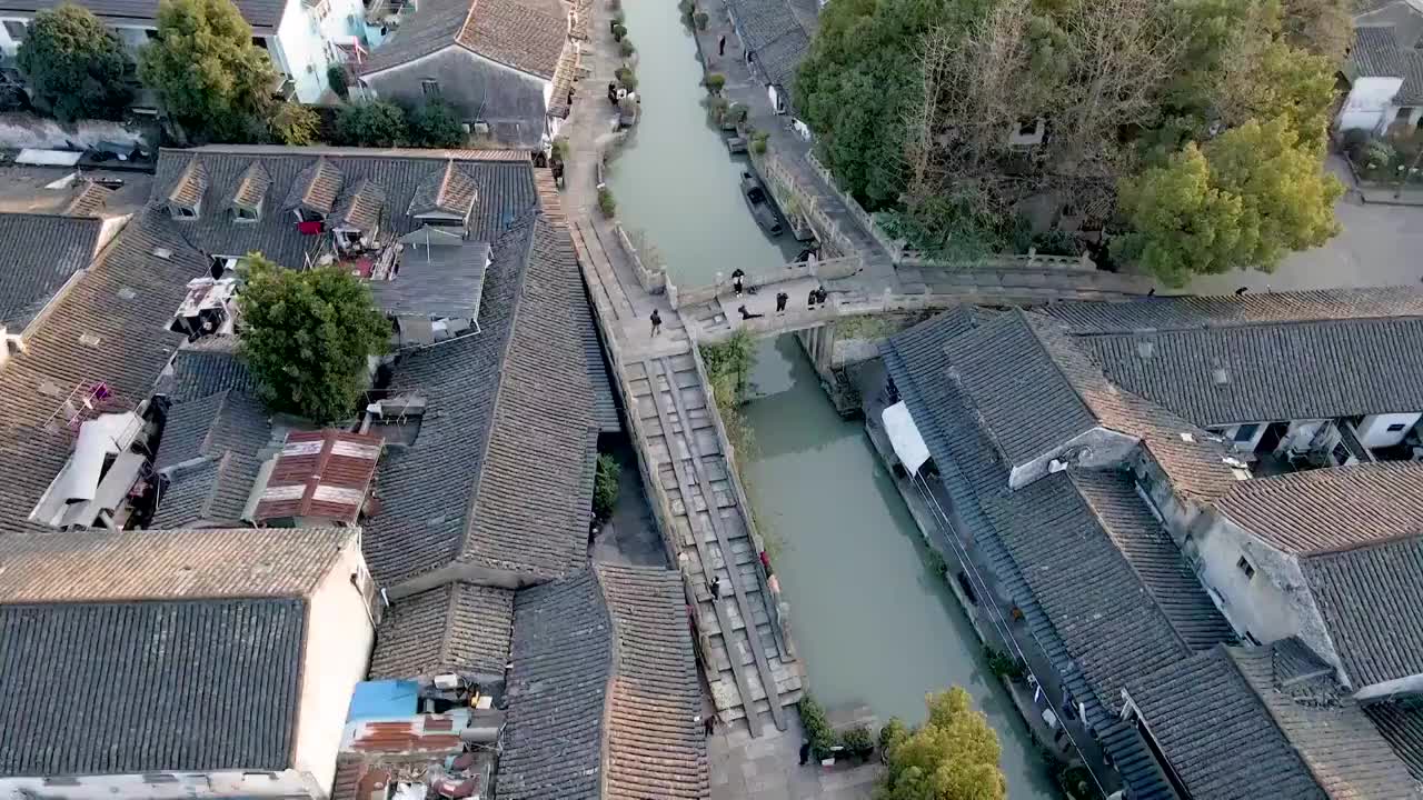 古城绍兴江南水乡生活小桥流水越城区八字桥小河河道古桥俯拍视频下载