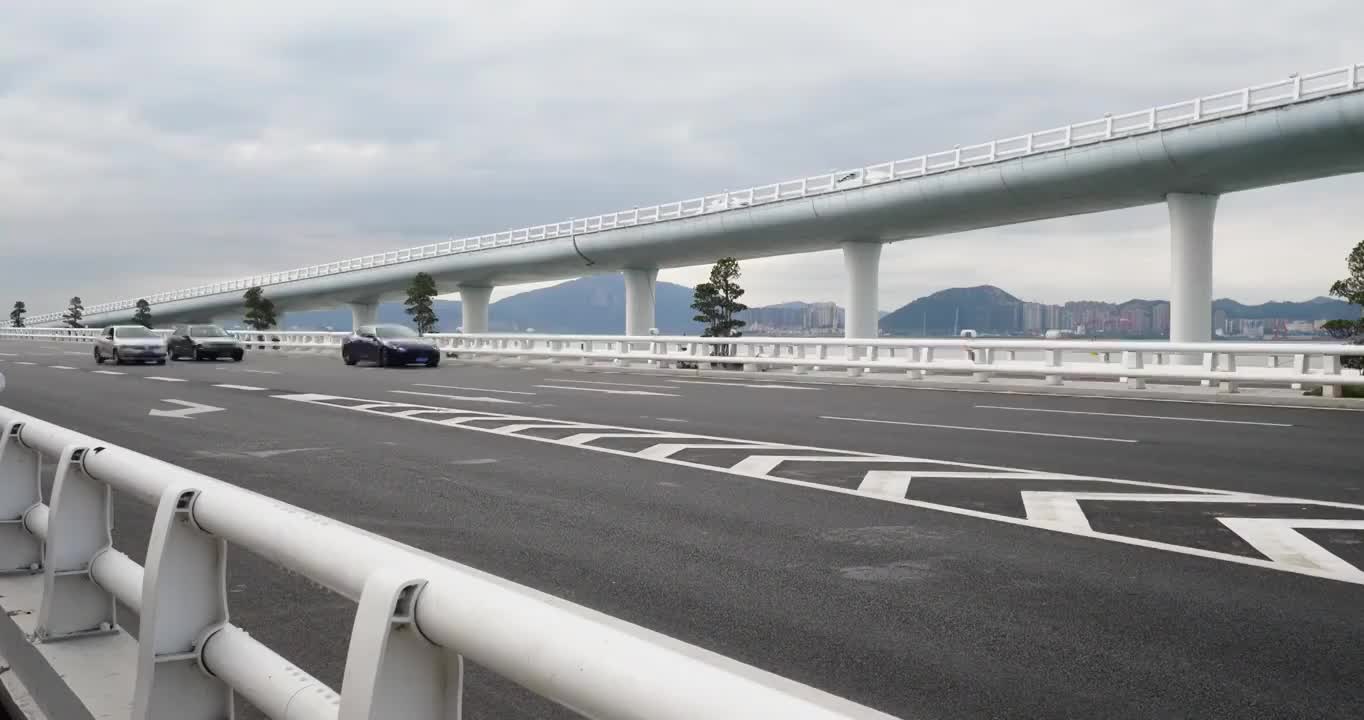 中国福建厦门高速公路上飞驰的车辆，云彩在空中卷起视频素材