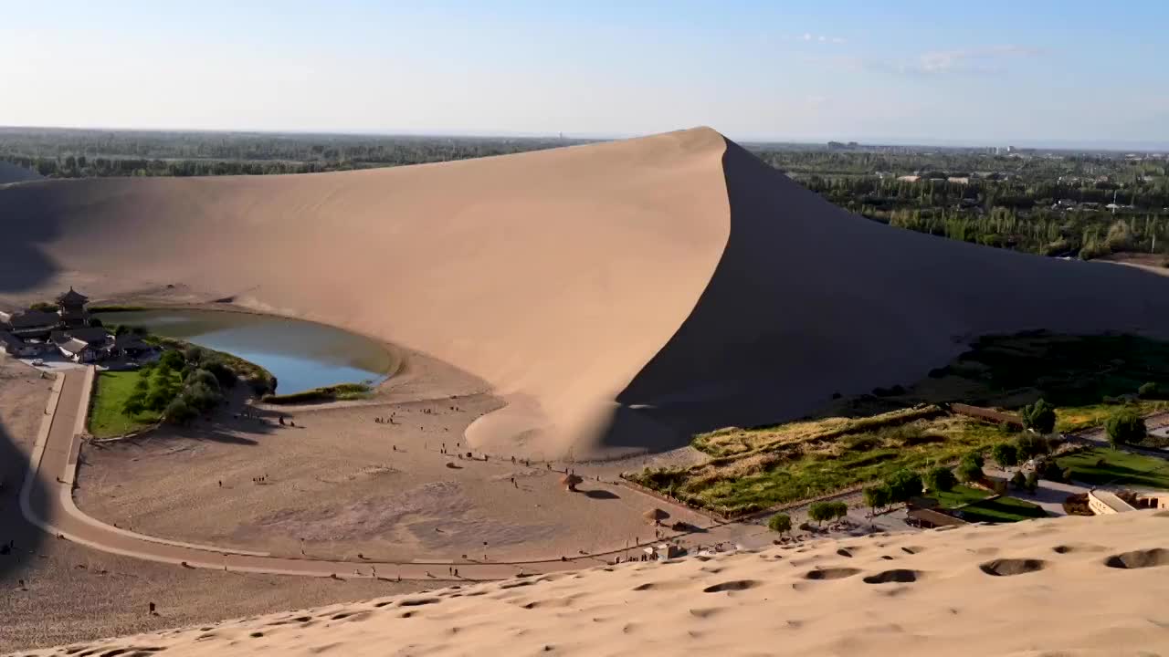 甘肃酒泉：敦煌鸣沙山月牙泉延时视频视频素材