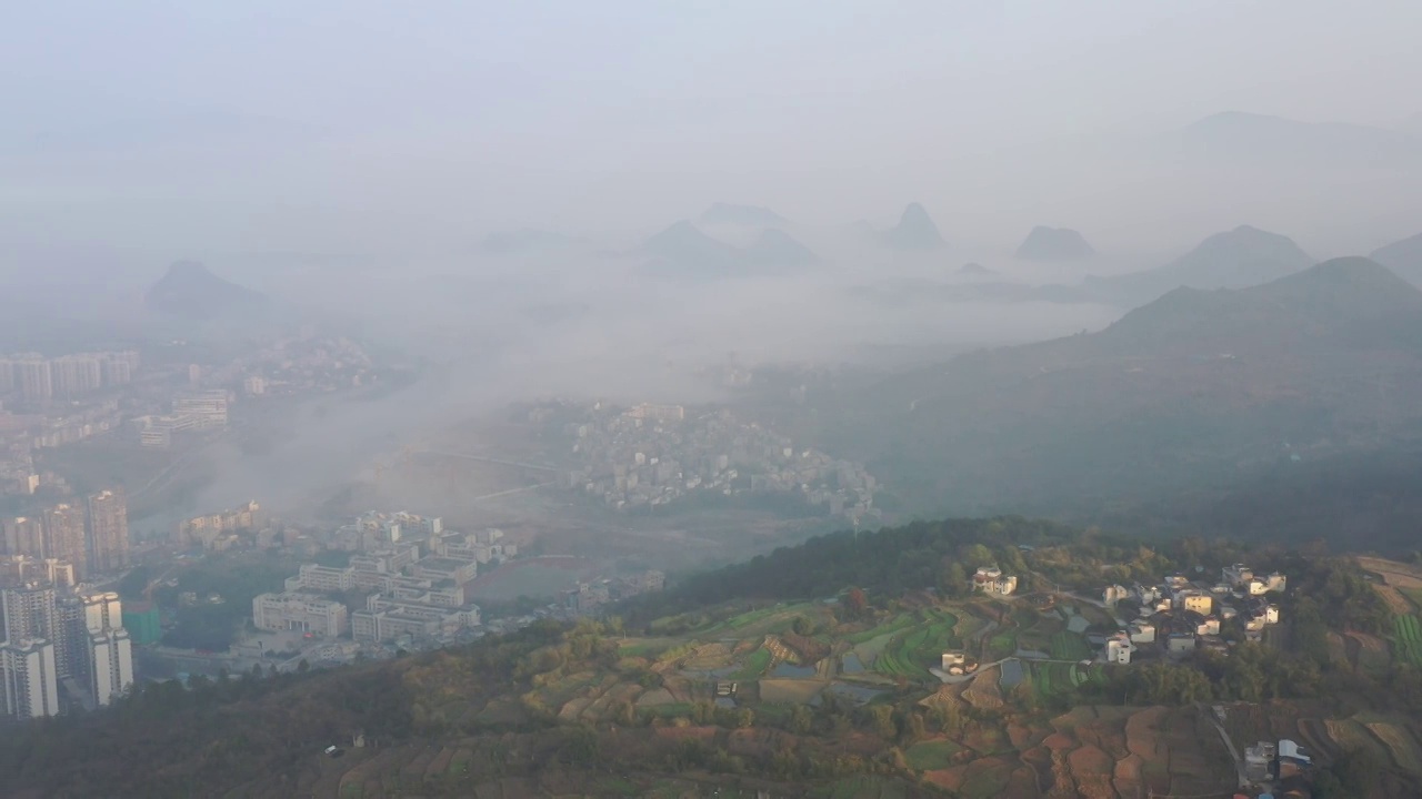 航拍云雾山城视频素材