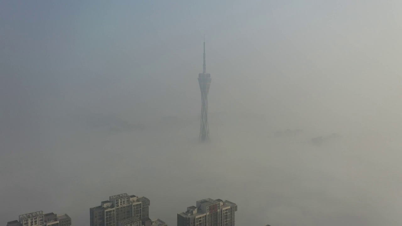 河南郑州地标建筑中原福塔冬季城市平流雾都市风光户外航拍视频素材