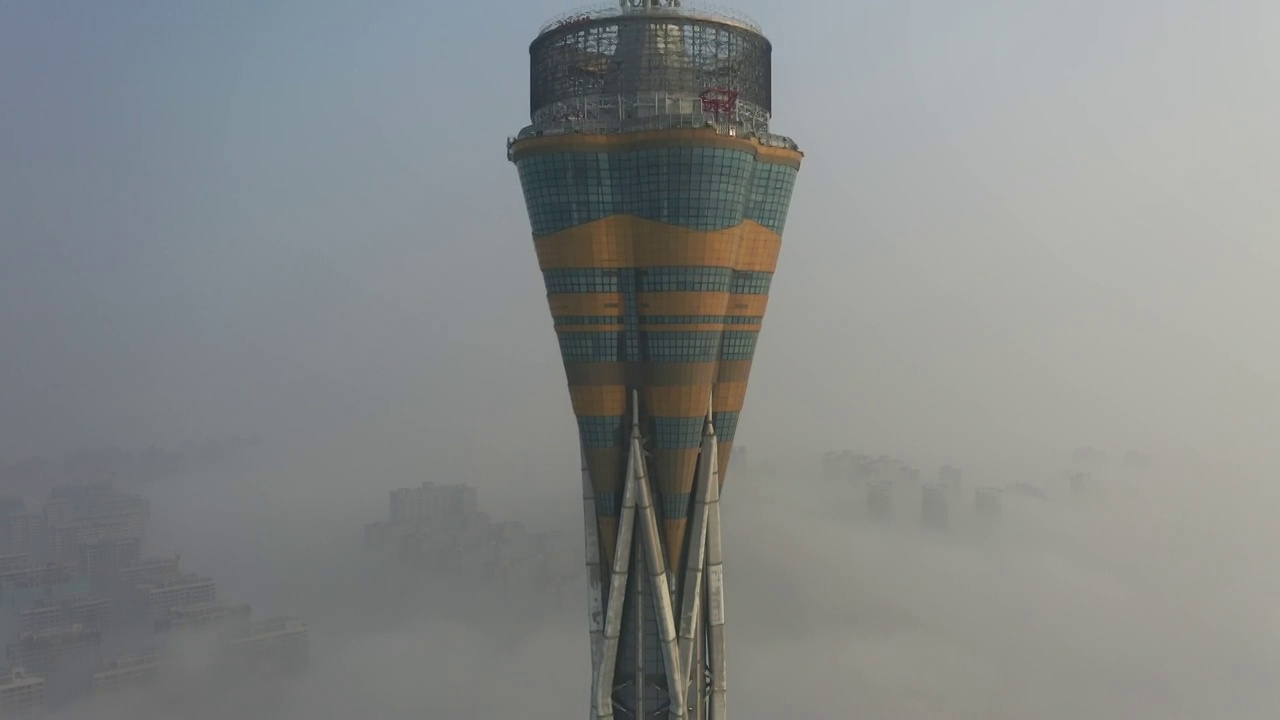 河南郑州地标建筑中原福塔冬季城市平流雾都市风光户外航拍视频素材