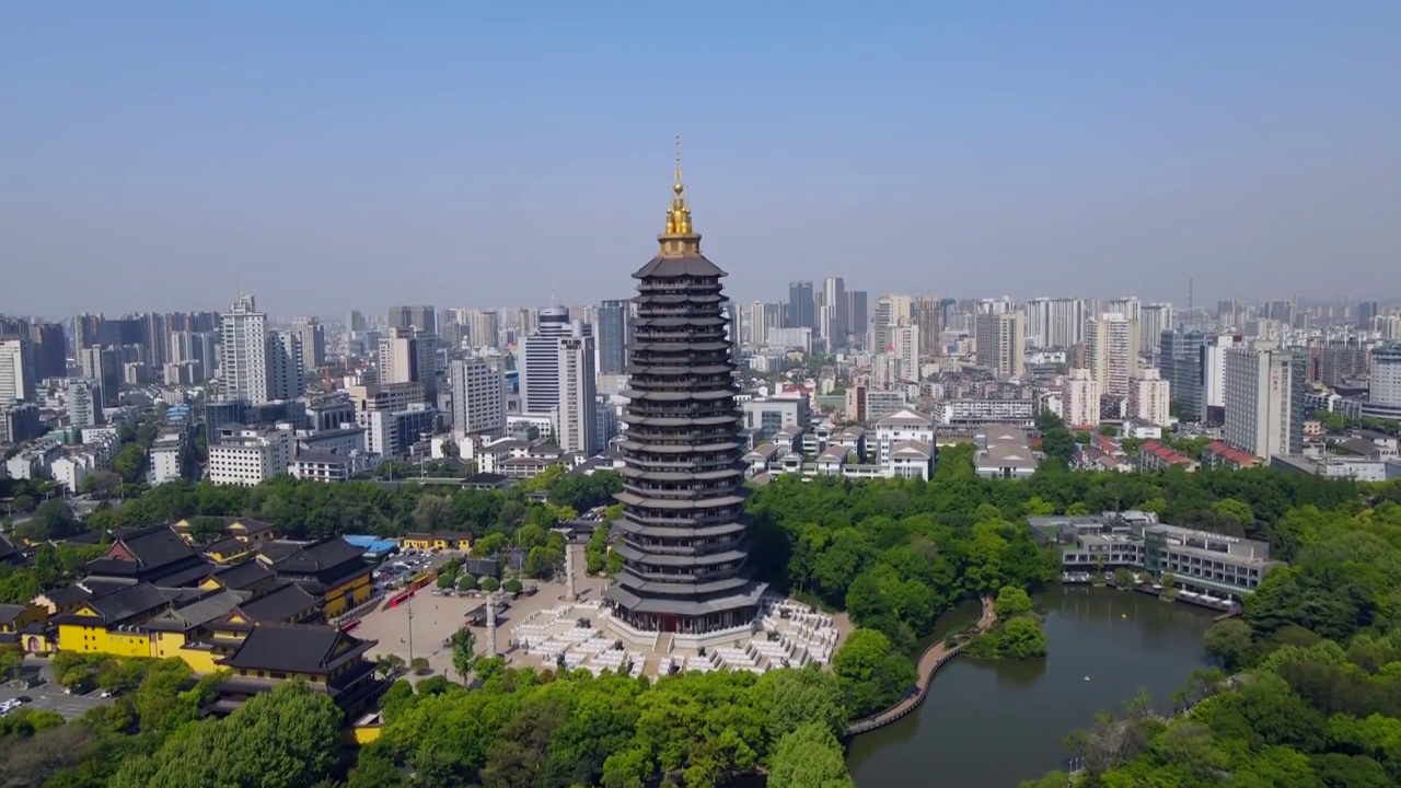 航拍常州中式园林寺庙宝塔特写视频素材