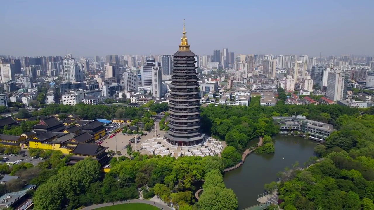 航拍常州中式园林寺庙宝塔特写视频素材