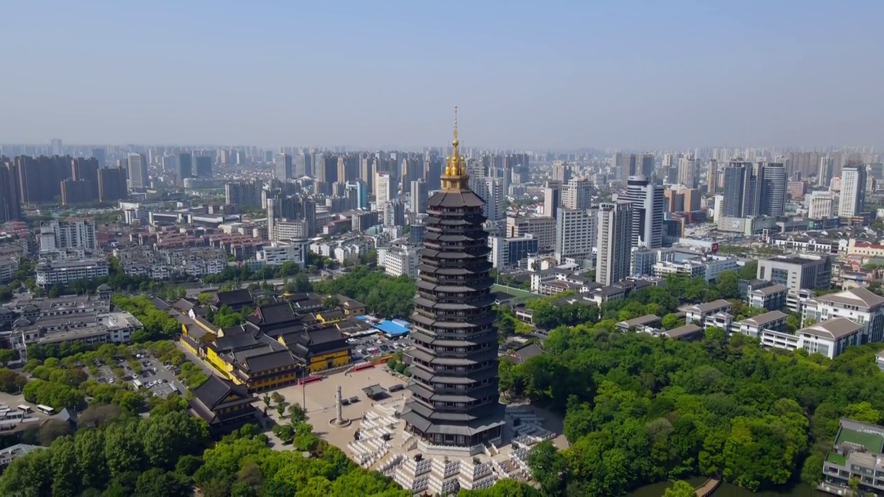 航拍常州中式园林寺庙宝塔特写视频素材