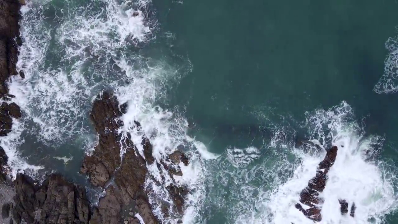 航拍海岸线礁石海浪视频素材