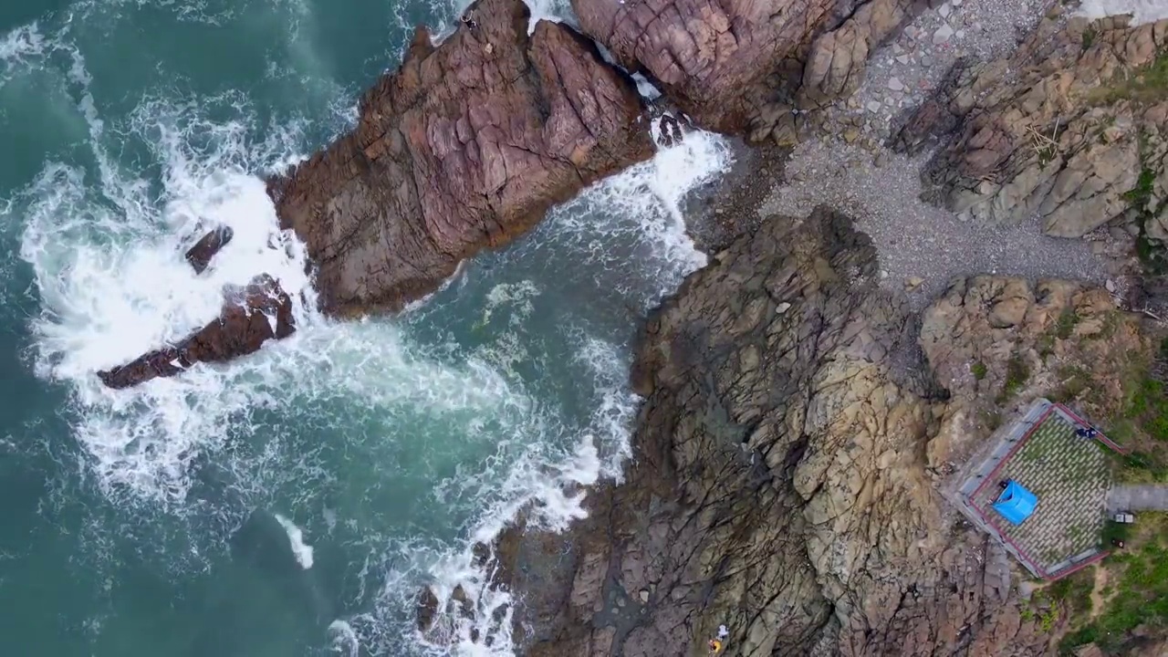 航拍海岸线礁石海浪视频素材