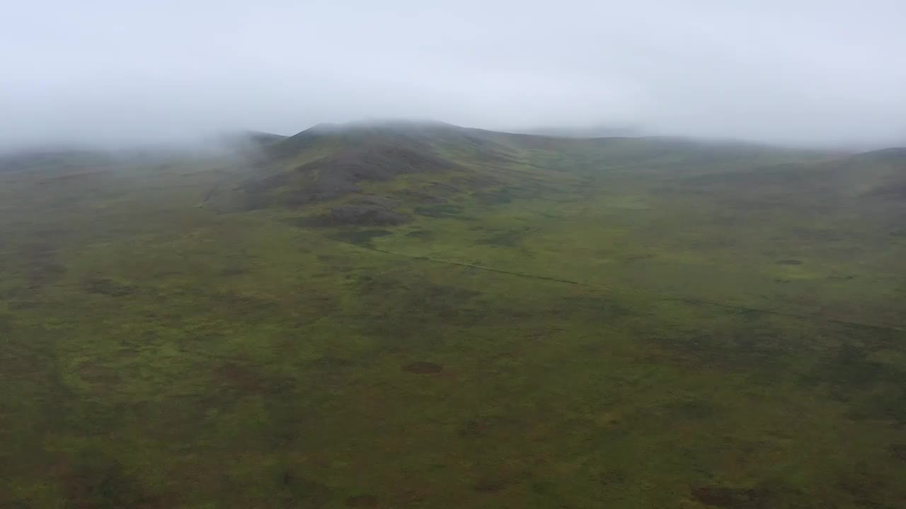 内蒙古：秋雨中的锡林郭勒大草原视频素材