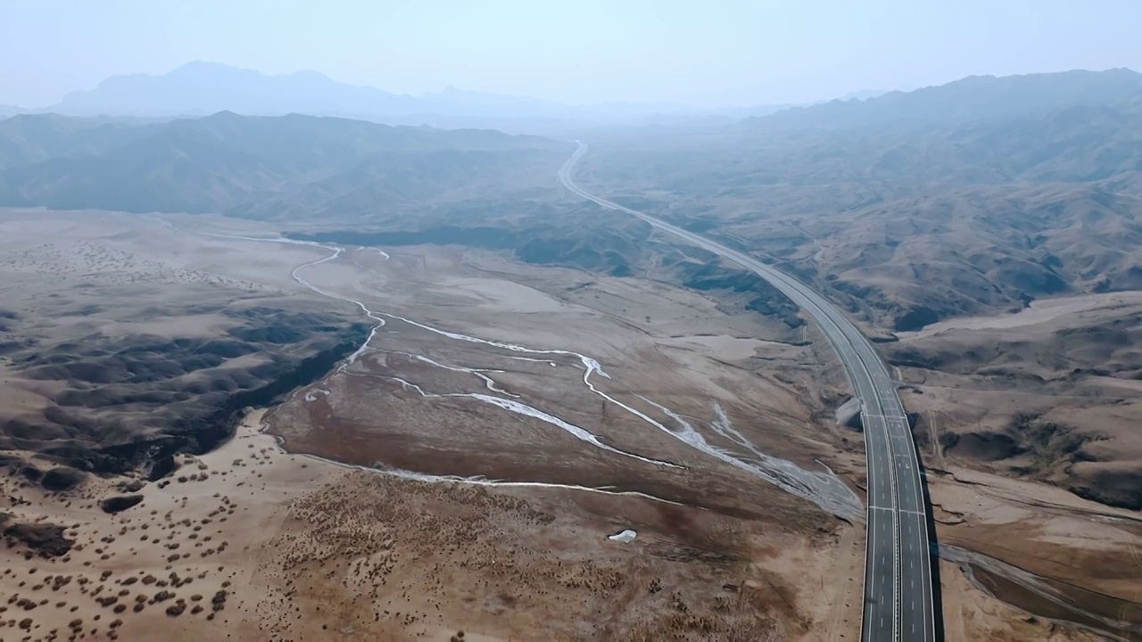 巴彦淖尔,阴山,乌盖绍勒,滚扎拉格,内蒙古,高速公路视频素材