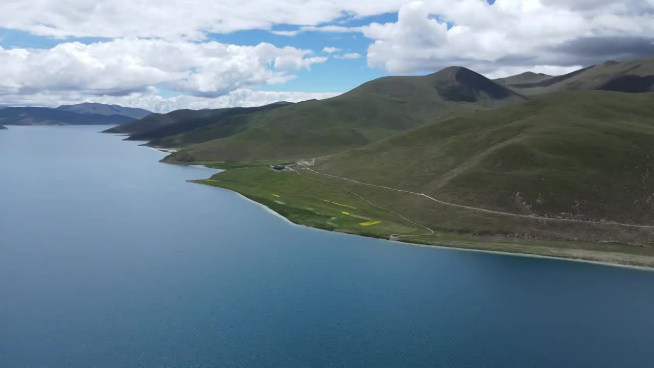 西藏羊卓雍措湖水航拍视频素材