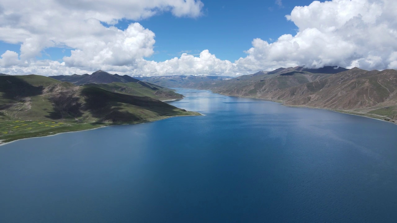 西藏羊卓雍措湖水航拍视频素材