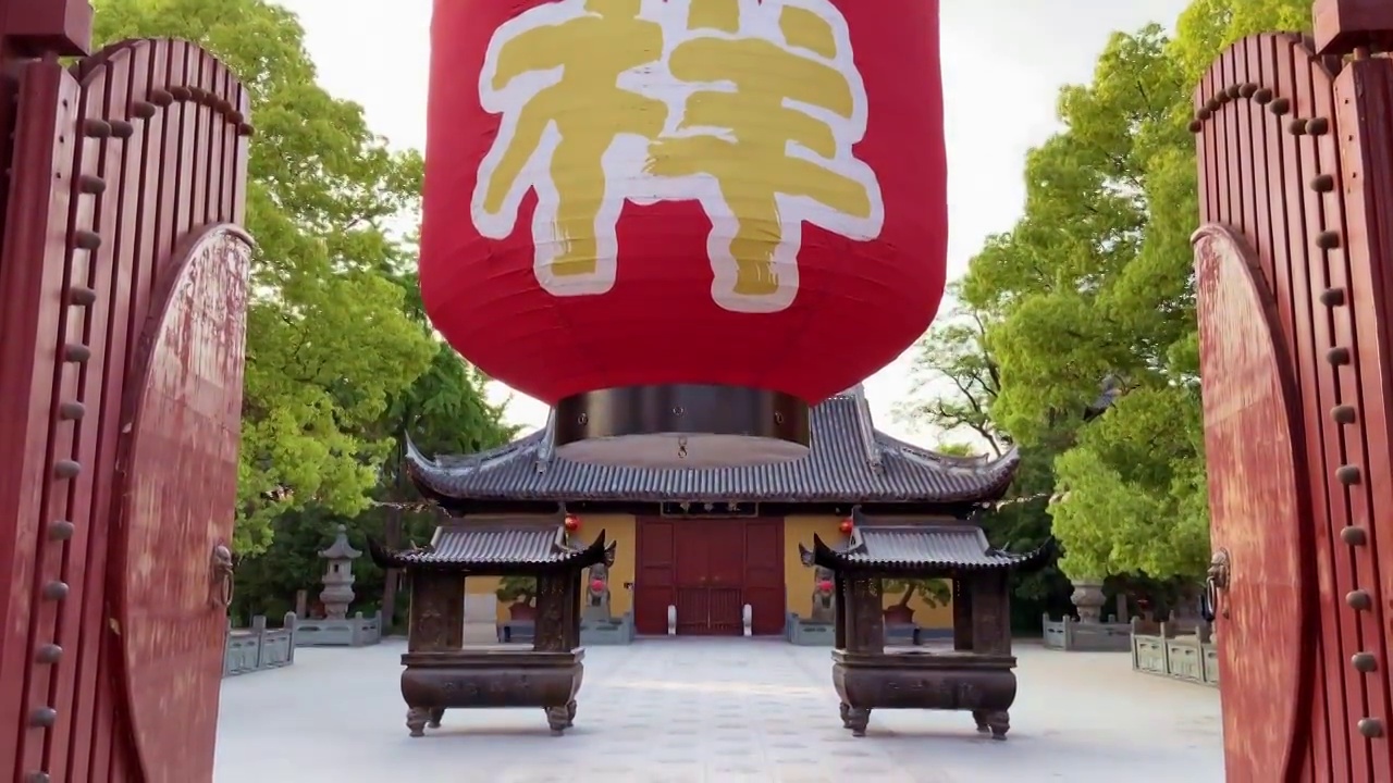 上海龙华寺大门红色大灯笼特写视频素材