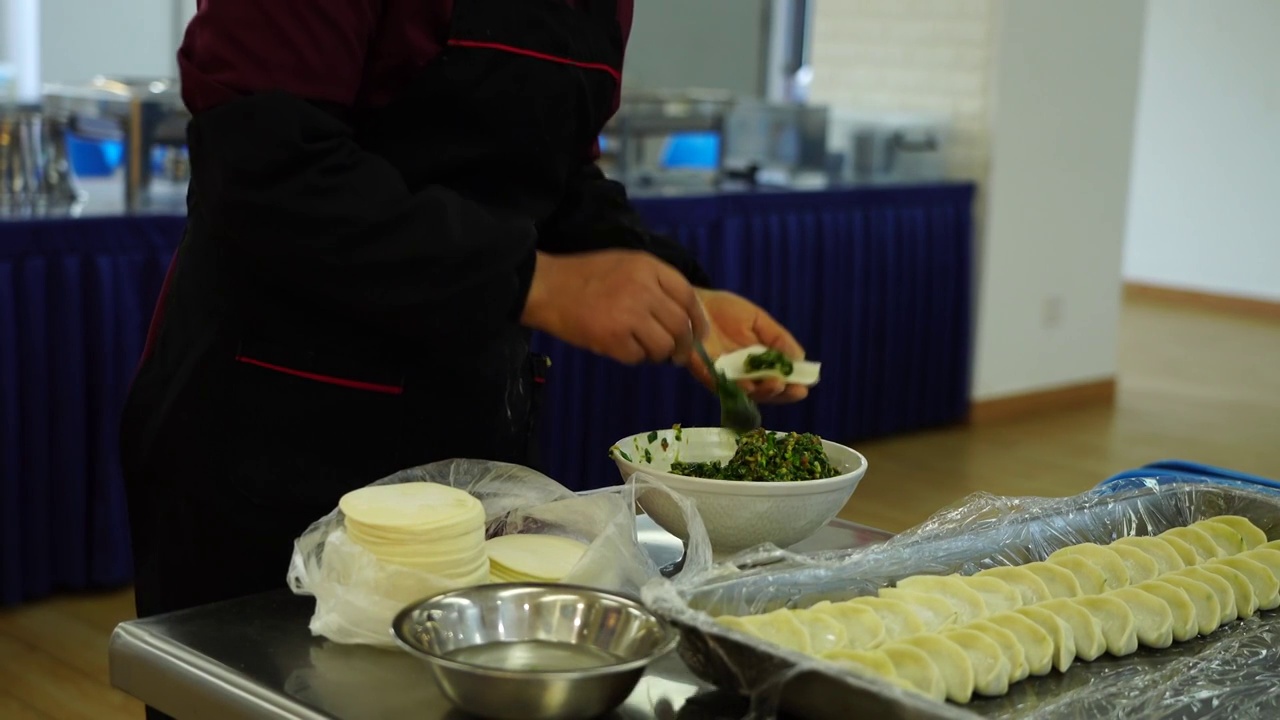 手工制作韭菜肉馅水饺视频素材