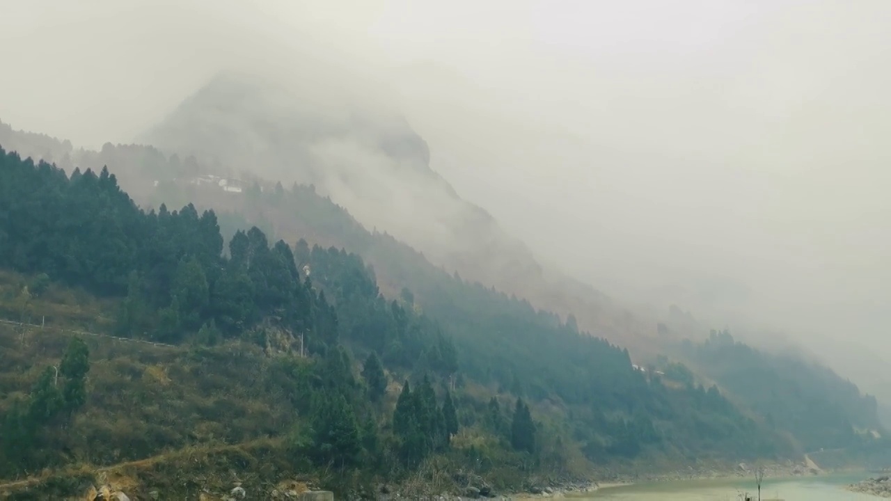 山区大山里的晨雾视频素材