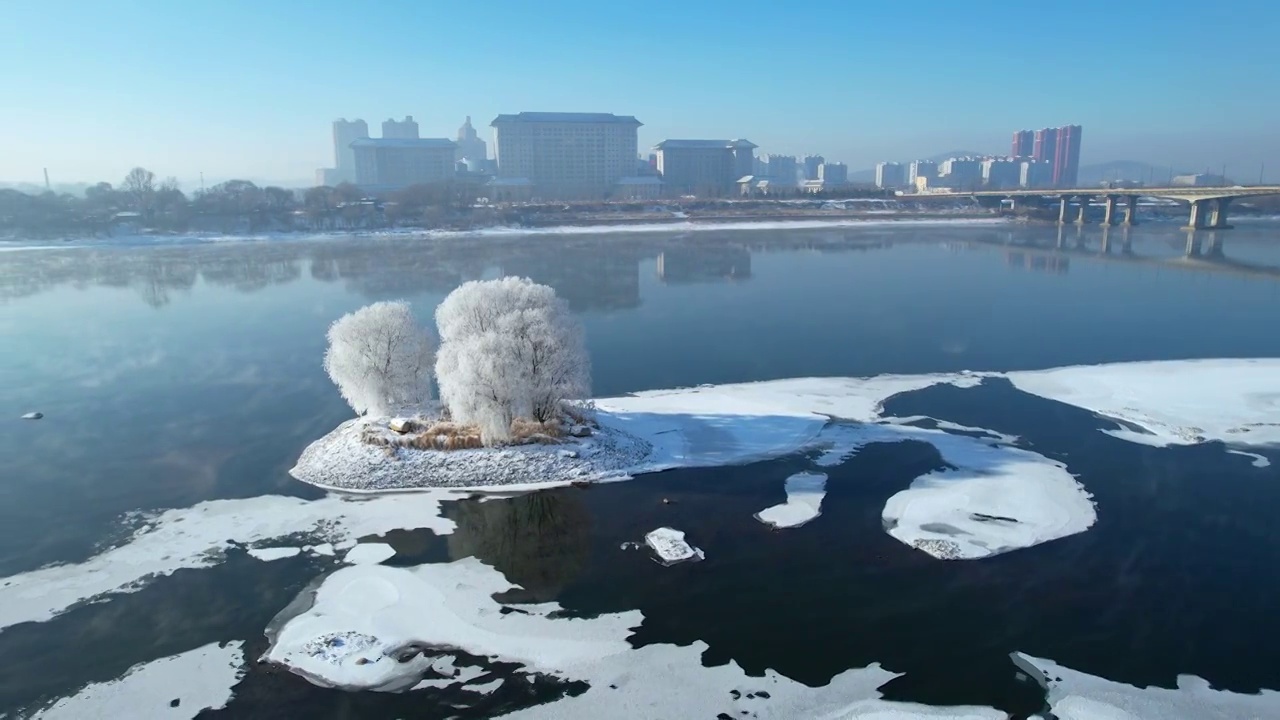 4k吉林雾凇奇观松水不冻松花江冬季雪乡风光航拍视频素材