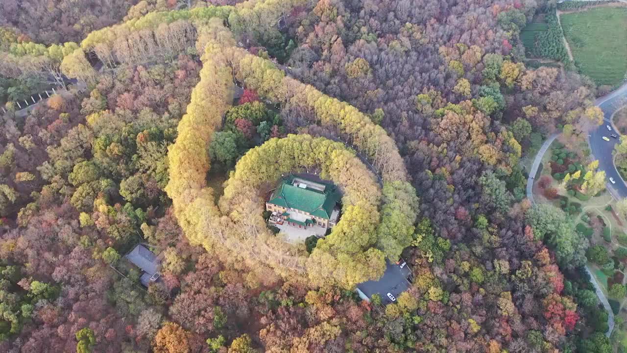 秋季南京钟山风景区，美龄宫的航拍风光视频素材