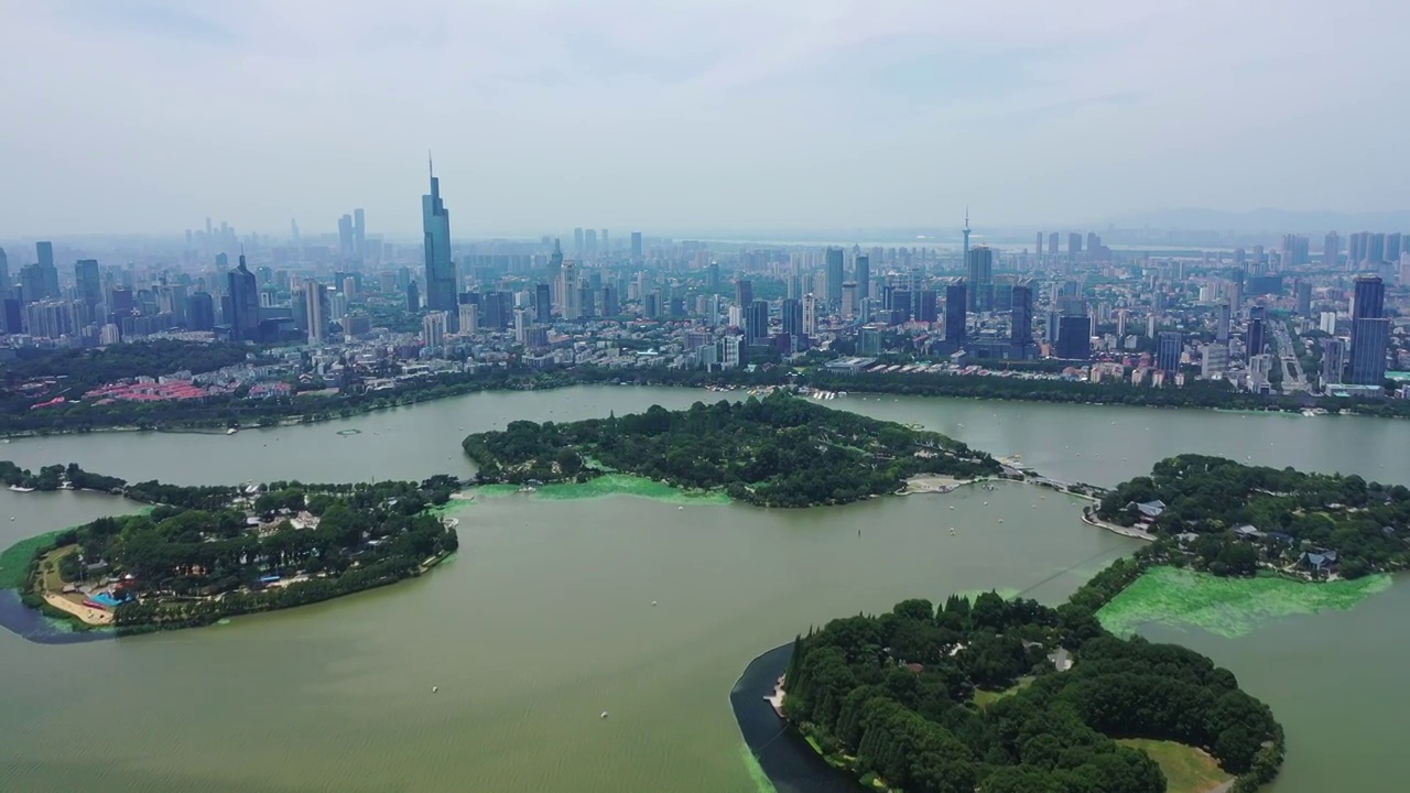 初夏时分南京玄武湖公园和南京城市天际线的航拍风光视频素材