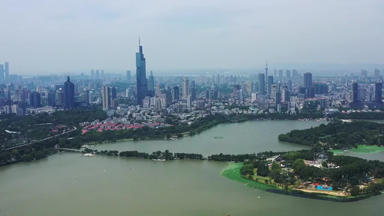 初夏时分南京玄武湖公园和南京城市天际线的航拍风光视频素材